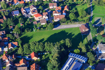 Sportplätze des TuS Elmendingen e.V im Ortsteil Ellmendingen in Keltern im Bundesland Baden-Württemberg, Deutschland von oben