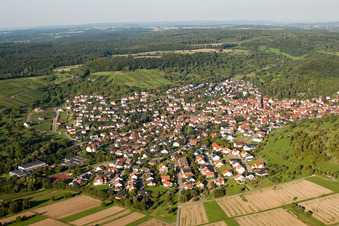 Ortsansicht der Straßen und Häuser der Wohngebiete im Ortsteil Dietlingen in Keltern im Bundesland Baden-Württemberg, Deutschland