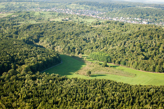 Schrägluftbild von Naturschutzgebiet Kettelbachtal im Ortsteil Obernhausen in Birkenfeld im Bundesland Baden-Württemberg, Deutschland