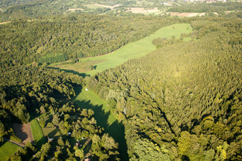 Naturschutzgebiet Kettelbachtal im Ortsteil Obernhausen in Birkenfeld im Bundesland Baden-Württemberg, Deutschland von oben gesehen