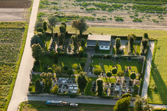 Grabreihen auf dem Gelände des Friedhofes in Erlenbach bei Kandel im Bundesland Rheinland-Pfalz, Deutschland