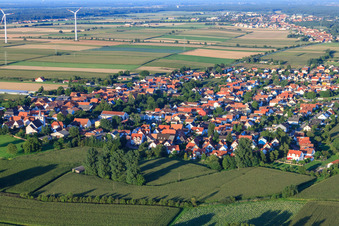 Doransicht von Westen in Minfeld im Bundesland Rheinland-Pfalz, Deutschland