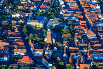 Luftbild von Marktplatz, St. Georgskirche in Kandel im Bundesland Rheinland-Pfalz, Deutschland
