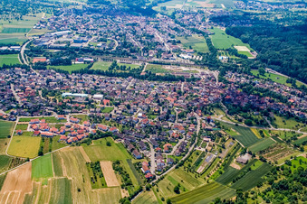 Ortsansicht der Straßen und Häuser der Wohngebiete im Ortsteil Singen in Remchingen im Bundesland Baden-Württemberg, Deutschland