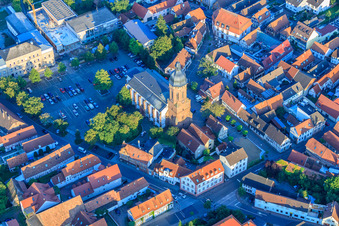 Luftaufnahme von Marktplatz, St. Georgskirche in Kandel im Bundesland Rheinland-Pfalz, Deutschland