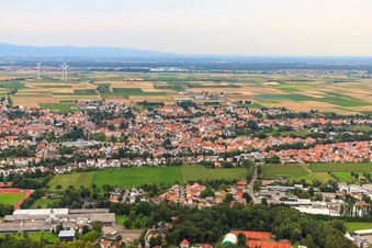 Luftaufnahme von Stadtansicht aus Süden in Herxheim bei Landau im Bundesland Rheinland-Pfalz, Deutschland