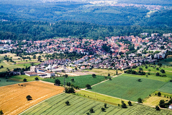 Badener Straße von Norden im Ortsteil Reichenbach in Waldbronn im Bundesland Baden-Württemberg, Deutschland