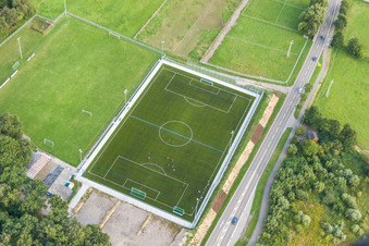 Ensemble der Kunstrasen-Sportplatz Minderslachen im Ortsteil Minderslachen in Kandel im Bundesland Rheinland-Pfalz, Deutschland