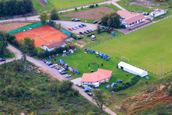 Luftaufnahme von Sportfest am Fussballplatz Steinweiler im Bundesland Rheinland-Pfalz, Deutschland