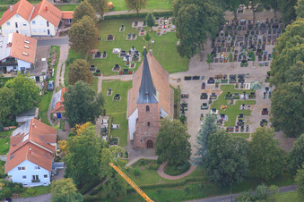 Protest. Kirche am Friedhof in Insheim im Bundesland Rheinland-Pfalz, Deutschland