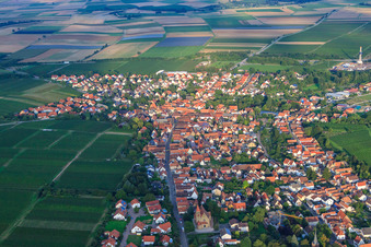 Schrägluftbild von Hauptstraße von Westen in Insheim im Bundesland Rheinland-Pfalz, Deutschland