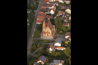 Luftbild von Kirchengebäude der katholischen Kirche im Dorfkern in Insheim im Bundesland Rheinland-Pfalz, Deutschland