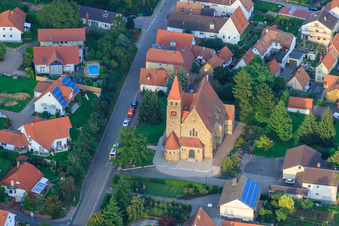 Schrägluftbild von Kath. Kirche St. Michael in Insheim im Bundesland Rheinland-Pfalz, Deutschland