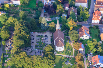 Luftbild von Protest. Kirche am Friedhof in Insheim im Bundesland Rheinland-Pfalz, Deutschland