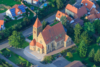 Kath. Kirche St. Michael in Insheim im Bundesland Rheinland-Pfalz, Deutschland von oben