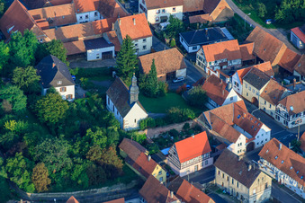 Luftbild von Protest. Kirche am Friedhof in Impflingen im Bundesland Rheinland-Pfalz, Deutschland