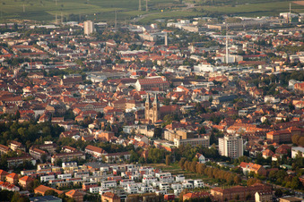 Innenstadt aus Westen mit Kath. Kirche Mariä Himmelfahrt - Marienkirche in Landau in der Pfalz im Bundesland Rheinland-Pfalz, Deutschland