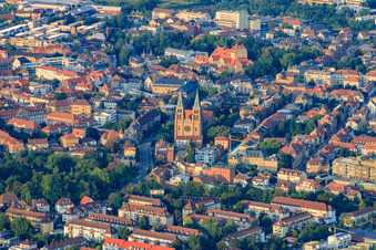 Luftbild von Innenstadt aus Westen mit Kath. Kirche Mariä Himmelfahrt - Marienkirche in Landau in der Pfalz im Bundesland Rheinland-Pfalz, Deutschland