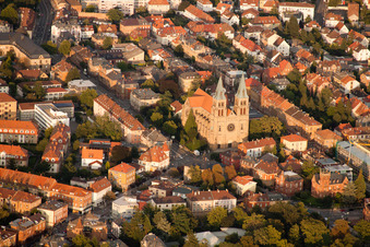 Kirchengebäude der katholischen Stadtpfarrkirche St. Maria im Altstadt- Zentrum der Innenstadt in Landau in der Pfalz im Bundesland Rheinland-Pfalz, Deutschland