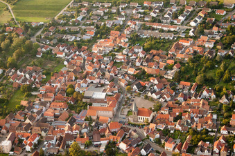 Ortsansicht der Straßen und Häuser der Wohngebiete im Ortsteil Godramstein in Landau in der Pfalz im Bundesland Rheinland-Pfalz, Deutschland
