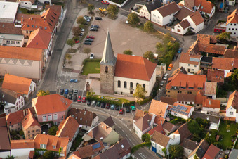 Kirchengebäude im Dorfkern in Godramstein in Landau in der Pfalz im Bundesland Rheinland-Pfalz, Deutschland