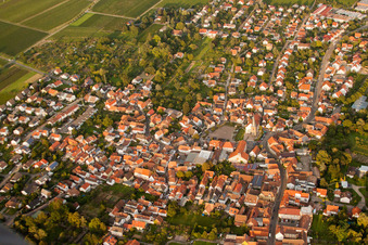 Drohnenaufname von Ortsteil Godramstein in Landau in der Pfalz im Bundesland Rheinland-Pfalz, Deutschland