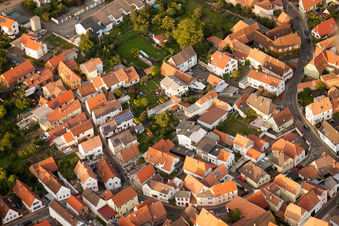 Drohnenbild von Ortsteil Godramstein in Landau in der Pfalz im Bundesland Rheinland-Pfalz, Deutschland