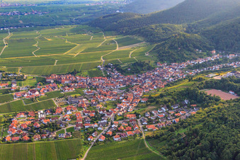Winzerort am Haardtrand von Nordosten im Ortsteil SaintMartin in Sankt Martin im Bundesland Rheinland-Pfalz, Deutschland