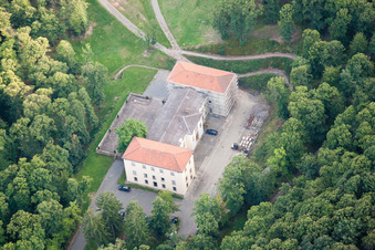 Palais des Schloss Villa Ludwigshöhe in Edenkoben im Bundesland Rheinland-Pfalz, Deutschland von oben