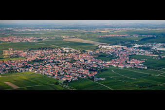 Panorama Ortsansicht der Straßen und Häuser der Wohngebiete in Edenkoben im Bundesland Rheinland-Pfalz, Deutschland