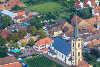 Luftbild von Kath. Kirche St. Peter und Paul in Edesheim im Bundesland Rheinland-Pfalz, Deutschland