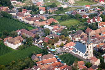 Luftbild von Kirchengebäude von St. Peter und Paul im Dorfkern in Edesheim im Bundesland Rheinland-Pfalz, Deutschland