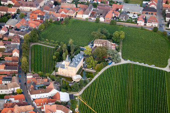 Schrägluftbild von Gebäudekomplex der Hotelanlage Hotel Schloß Edesheim, Privathotels Dr. Lohbeck GmbH & Co. KG in Edesheim im Bundesland Rheinland-Pfalz, Deutschland