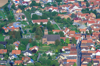 Kirche am Friedhof in Essingen im Bundesland Rheinland-Pfalz, Deutschland