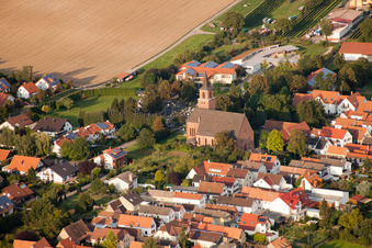 Luftbild von Kirchengebäude im Dorfkern in Essingen im Bundesland Rheinland-Pfalz, Deutschland