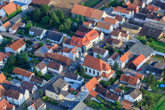 Kirche St. Martin im Ortsteil Mörlheim in Landau in der Pfalz im Bundesland Rheinland-Pfalz, Deutschland von oben