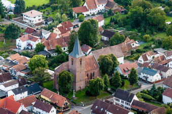 Luftaufnahme von Kirchengebäude im Dorfkern in Rohrbach im Bundesland Rheinland-Pfalz, Deutschland
