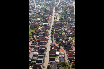 Schrägluftbild von Leopoldstr im Ortsteil Leopoldshafen in Eggenstein-Leopoldshafen im Bundesland Baden-Württemberg, Deutschland