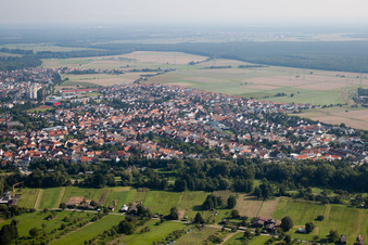 Ortsteil Linkenheim in Linkenheim-Hochstetten im Bundesland Baden-Württemberg, Deutschland aus der Drohnenperspektive