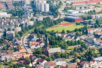 Luftbild von Kirchengebäude der Ev. Kirche Linkenheim im Ortsteil Linkenheim in Linkenheim-Hochstetten im Bundesland Baden-Württemberg, Deutschland