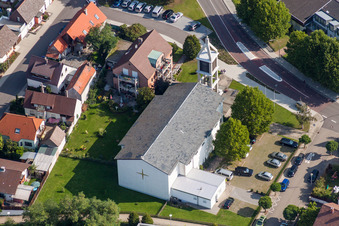 Kirchengebäude der Maria Königin Kirche im Dorfkern im Ortsteil Linkenheim in Linkenheim-Hochstetten im Bundesland Baden-Württemberg, Deutschland