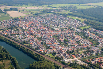 Ortsansicht der Straßen und Häuser der Wohngebiete im Ortsteil Neudorf in Graben-Neudorf im Bundesland Baden-Württemberg, Deutschland