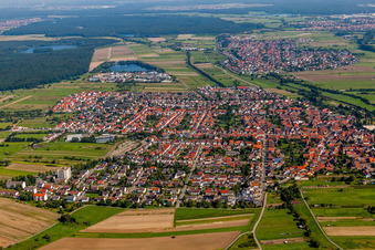 Luftaufnahme von Ortsansicht der Straßen und Häuser der Wohngebiete im Ortsteil Spöck in Stutensee im Bundesland Baden-Württemberg, Deutschland