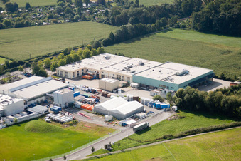Luftbild von Gebäude und Produktionshallen auf dem Werksgelände des Chemieproduzenten KLEBCHEMIE M. G. Becker GmbH & Co. KG in Weingarten im Bundesland Baden-Württemberg, Deutschland