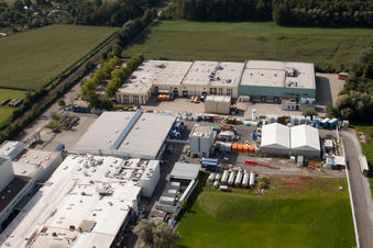 Gebäude und Produktionshallen auf dem Werksgelände des Chemieproduzenten KLEBCHEMIE M. G. Becker GmbH & Co. KG in Weingarten im Bundesland Baden-Württemberg, Deutschland von oben