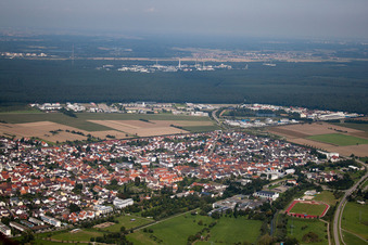 Ortsansicht der Straßen und Häuser der Wohngebiete im Ortsteil Blankenloch in Stutensee im Bundesland Baden-Württemberg, Deutschland