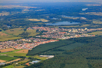 Stadtansicht von Südosten im Ortsteil Leopoldshafen in Eggenstein-Leopoldshafen im Bundesland Baden-Württemberg, Deutschland