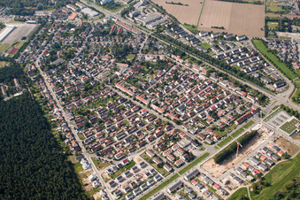 Kirchfeldsiedlung von Norden im Ortsteil Neureut in Karlsruhe im Bundesland Baden-Württemberg, Deutschland