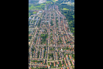Kirchhofstr im Ortsteil Neureut in Karlsruhe im Bundesland Baden-Württemberg, Deutschland