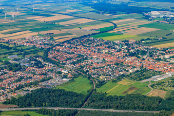 Stadtansicht von Südosten in Kandel im Bundesland Rheinland-Pfalz, Deutschland aus der Vogelperspektive